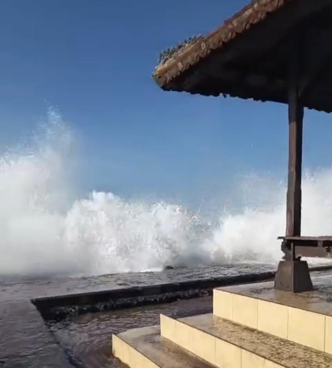 pantai lebih terusik ombak