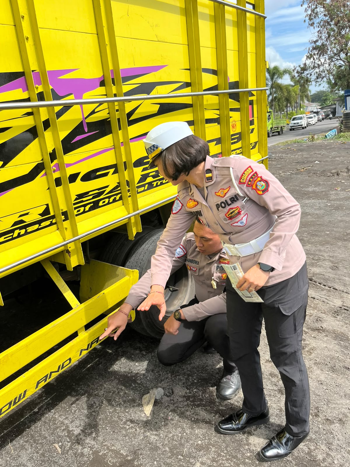 truk tabrak lari