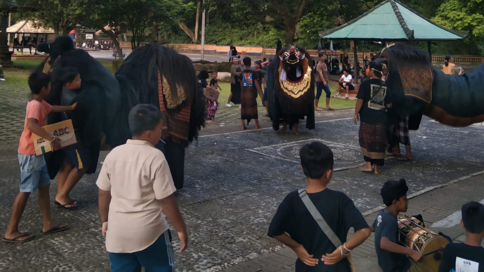 ngelawang 