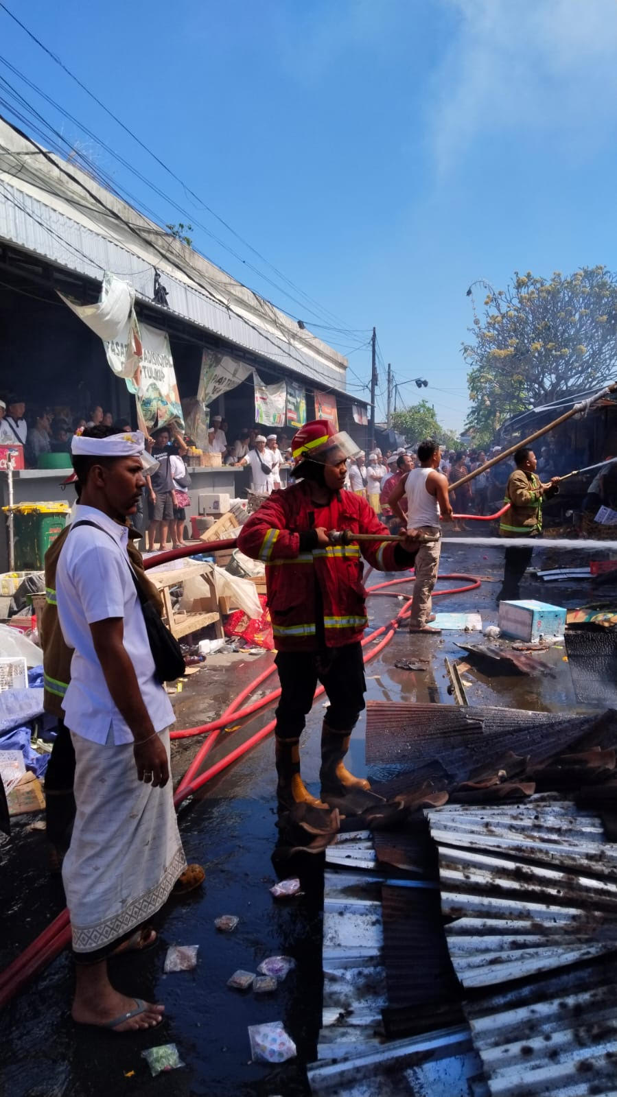 Aksi penanganan kebakaran Pasar Tulikup