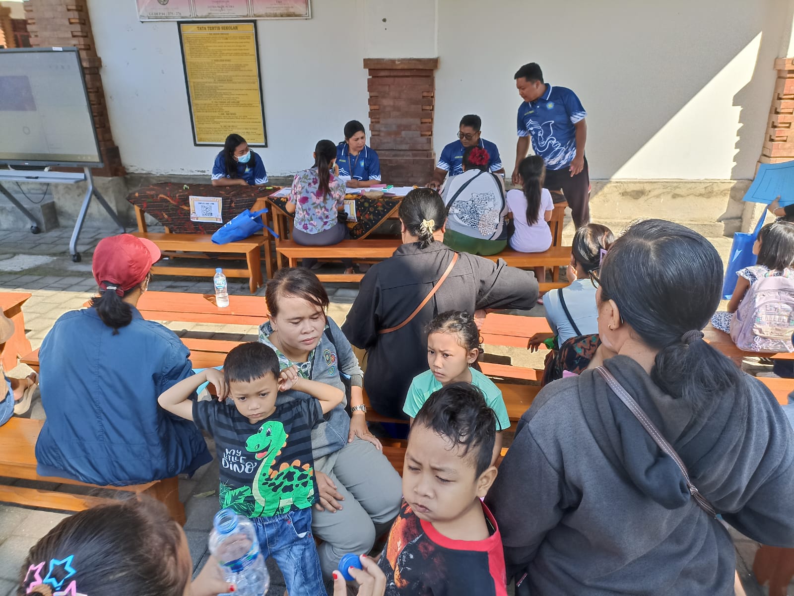 orangtua sibuk daftarkan anak sekolah 