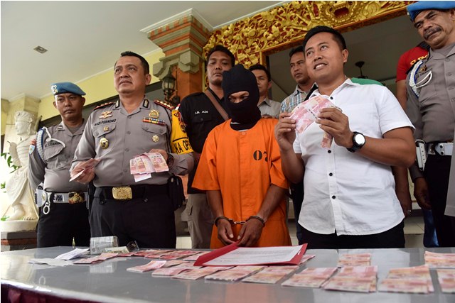 uang palsu