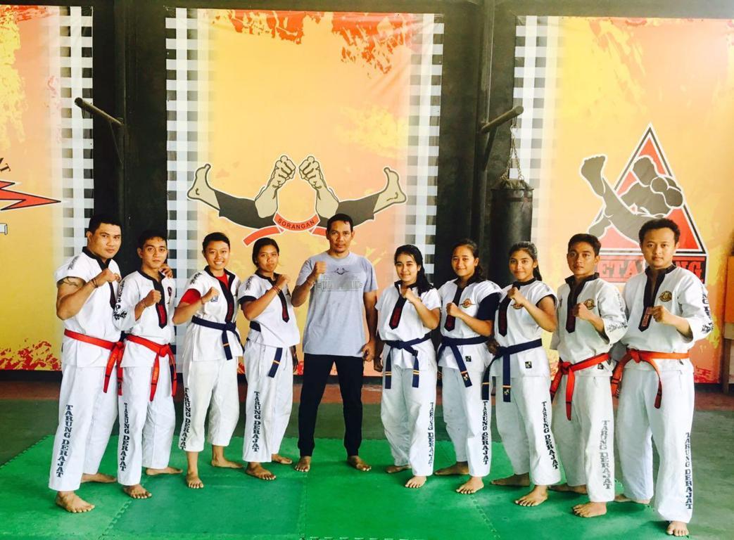 I Ketut Wisna dan petarung Bali