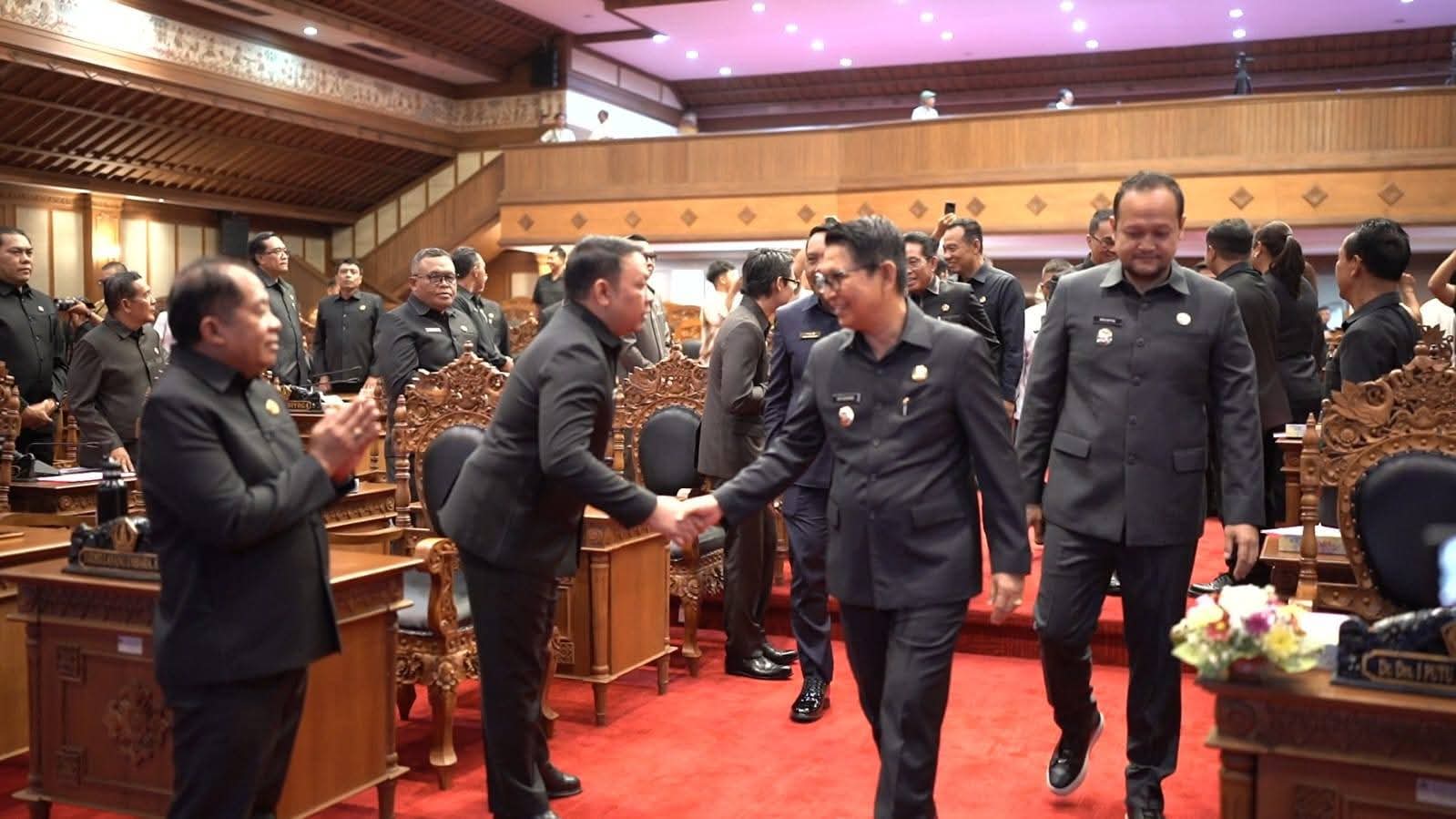 Bupati hadiri paripurna 
