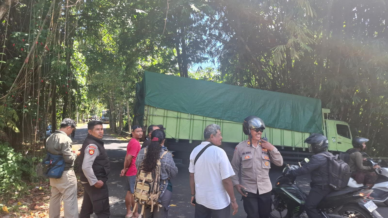 Kondisi truk yang melintang di tengah jalan Nusantara, Kelurahan Kubu, Bangli