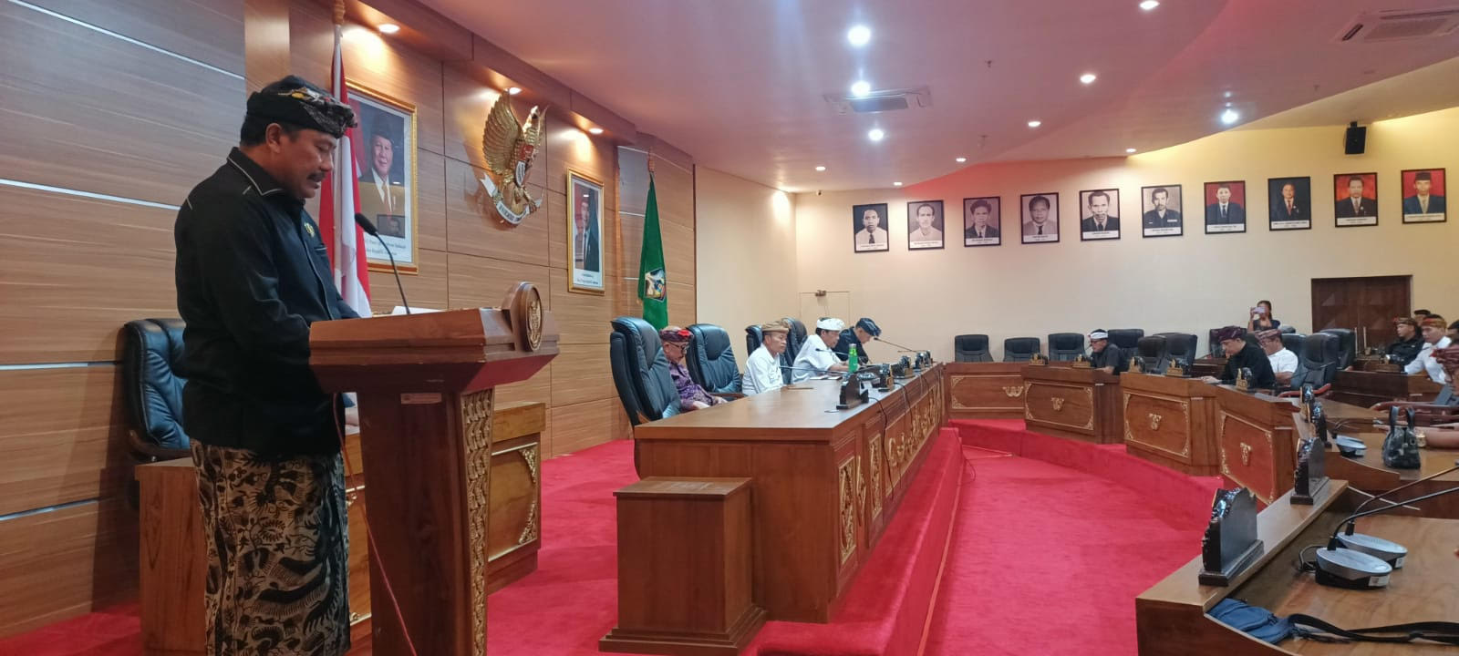 Suasana rapat paripurna DPRD Bangli dengan agenda penyampaian pandangan umum Fraksi-Fraksi