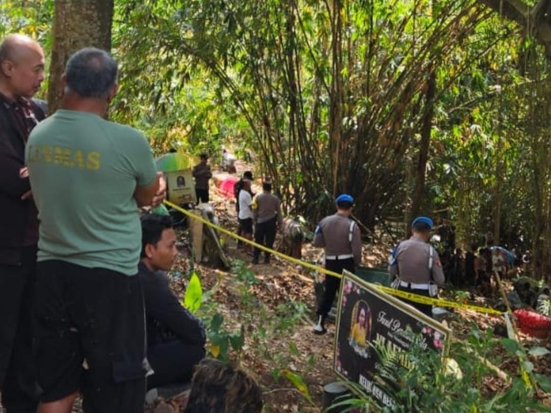 bongkar makam