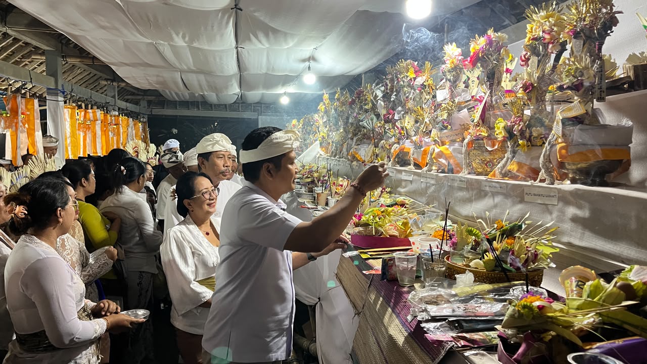 Ngupasaksi ngaben massal 