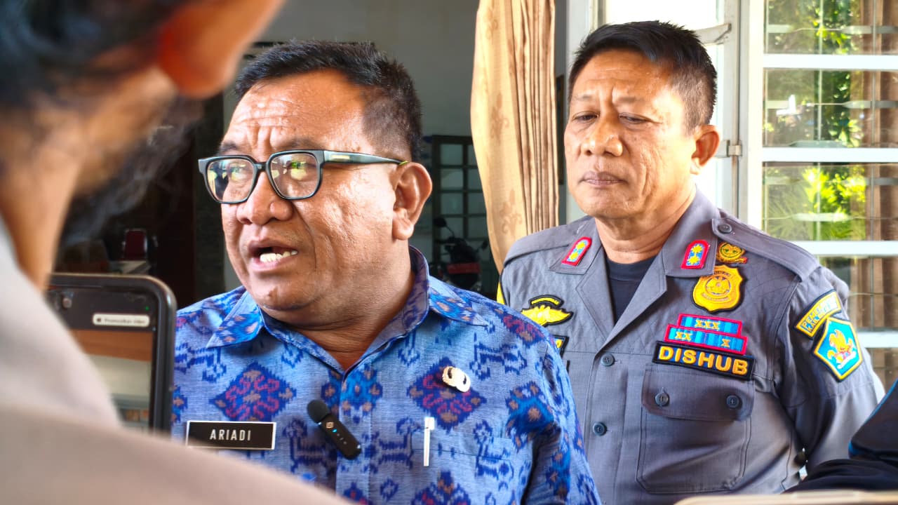 Asisten I Setda KabupatenBuleleng, Putu Ariadi  Pribadi dan Kadishub Buleleng, Gede Gunawan AP. (Bali Tribune/cha)