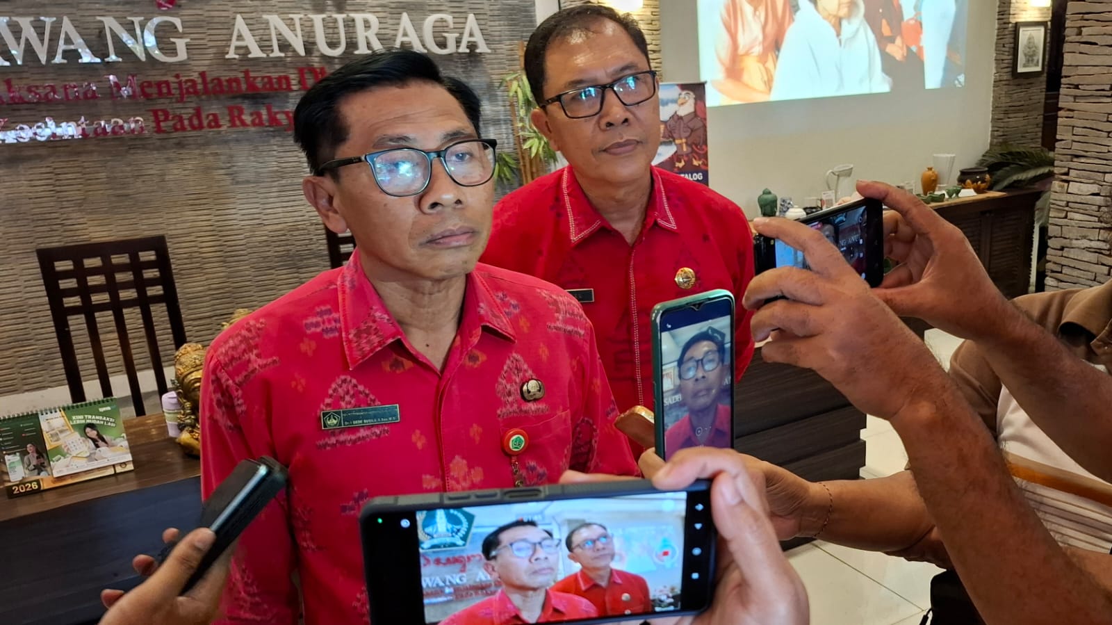 Sekda memberikan keterangan 