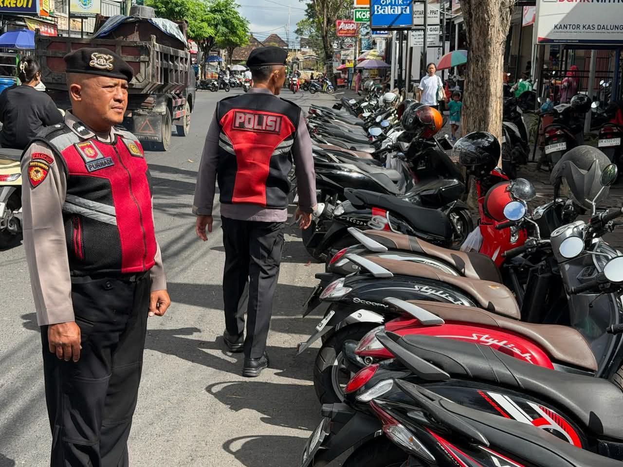 Parkir sepeda motor di tepi jalan kawasan Kuta Utara.