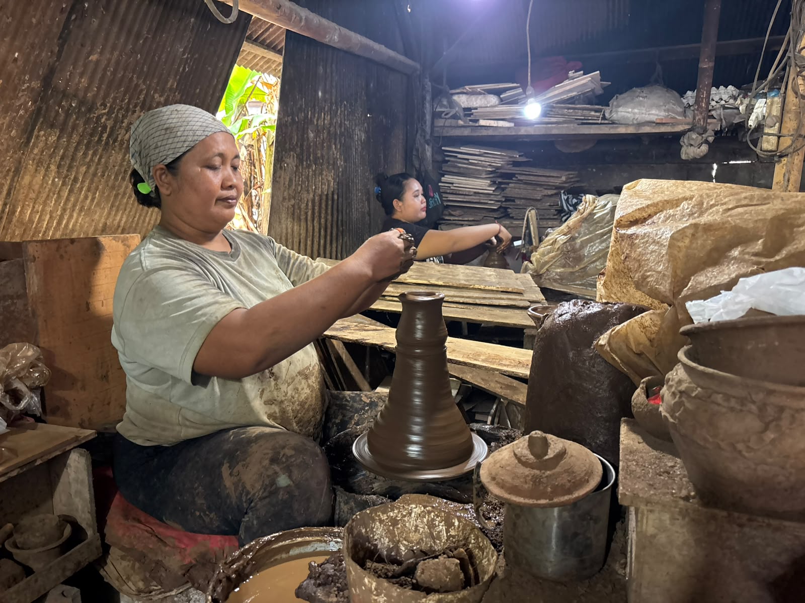 Pembuatan gerabah tradisional 