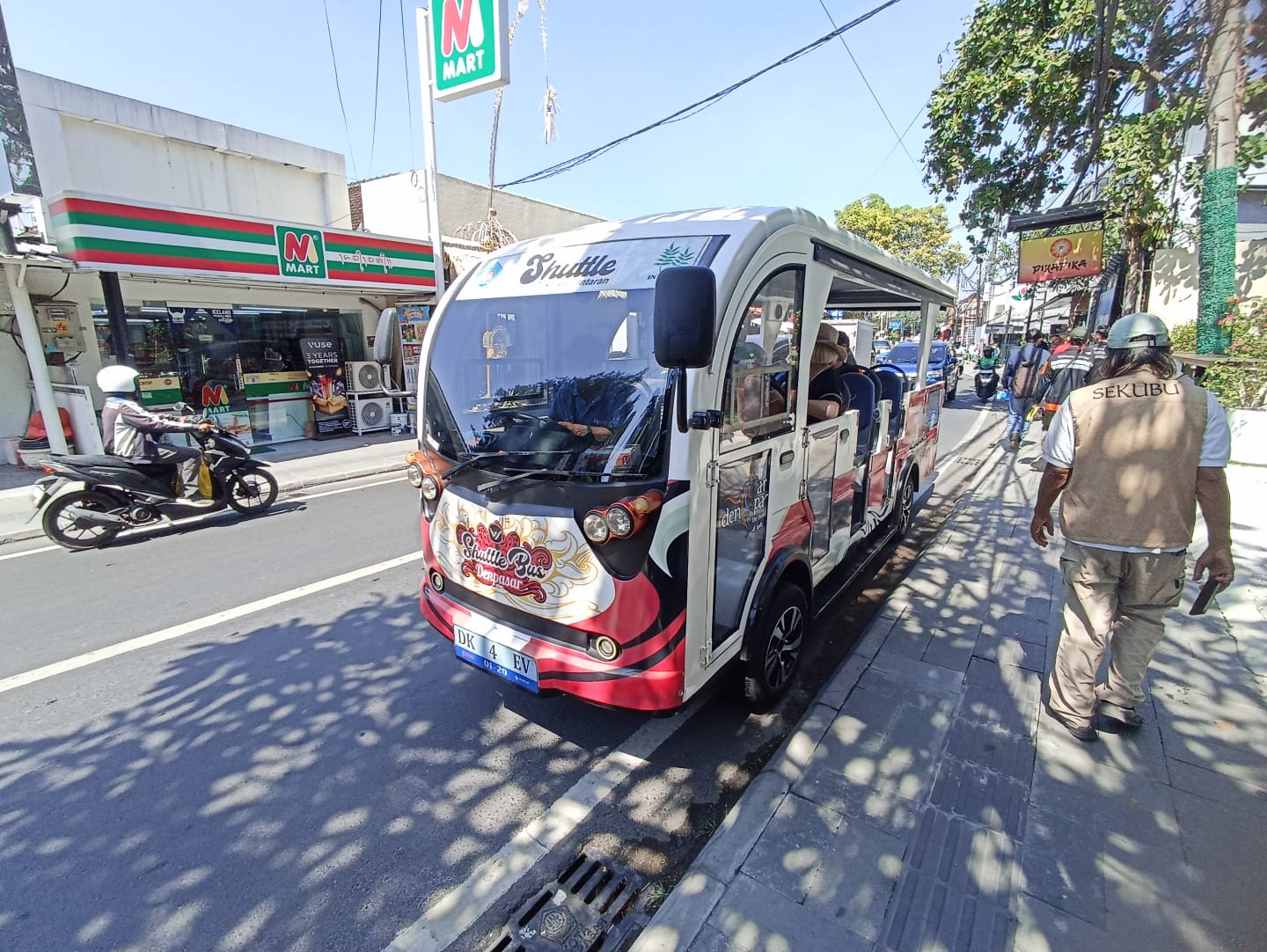shuttle bus 