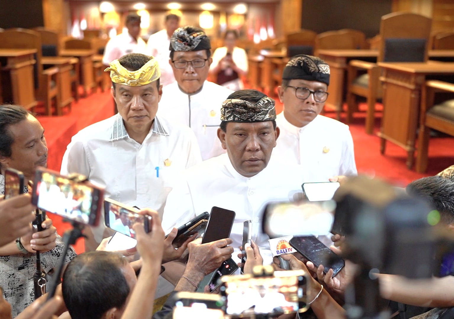Ketua DPRD Badung I Gusti Anom Gumanti didampingi para wakil ketua DPRD