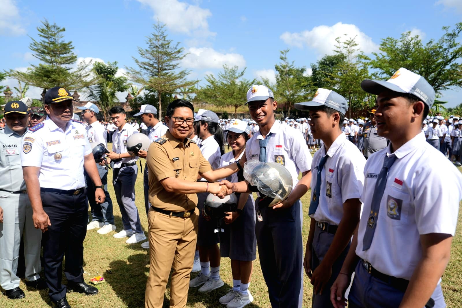 bantuan helm