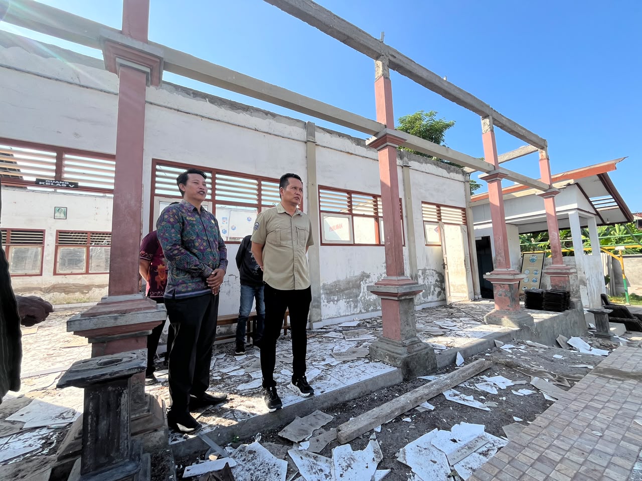 Meninjau Proyek Perbaikan SD
