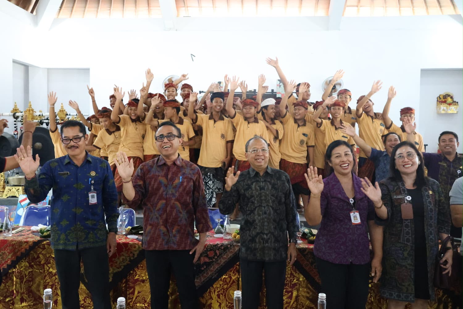 Wali Kota I Gusti Ngurah Jaya Negara saat dampingi Gubenur Bali I Wayan Koster berkunjung ke SMPN 13 Denpasar