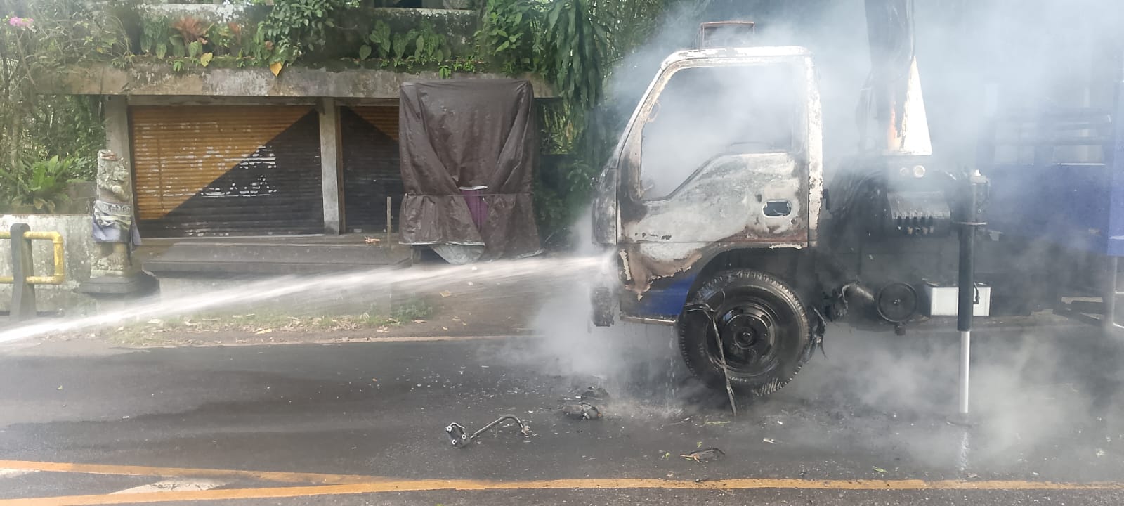 Truk terbakar