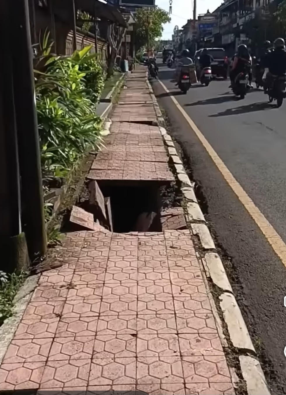 trotoar jebol di Ubud