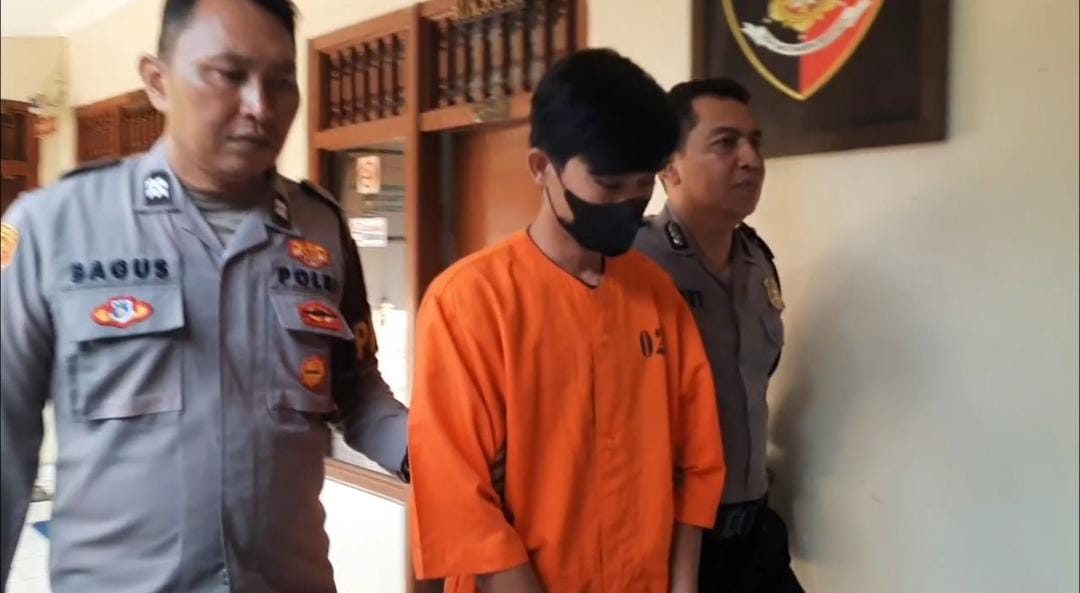 Pelaku digiring polisi 