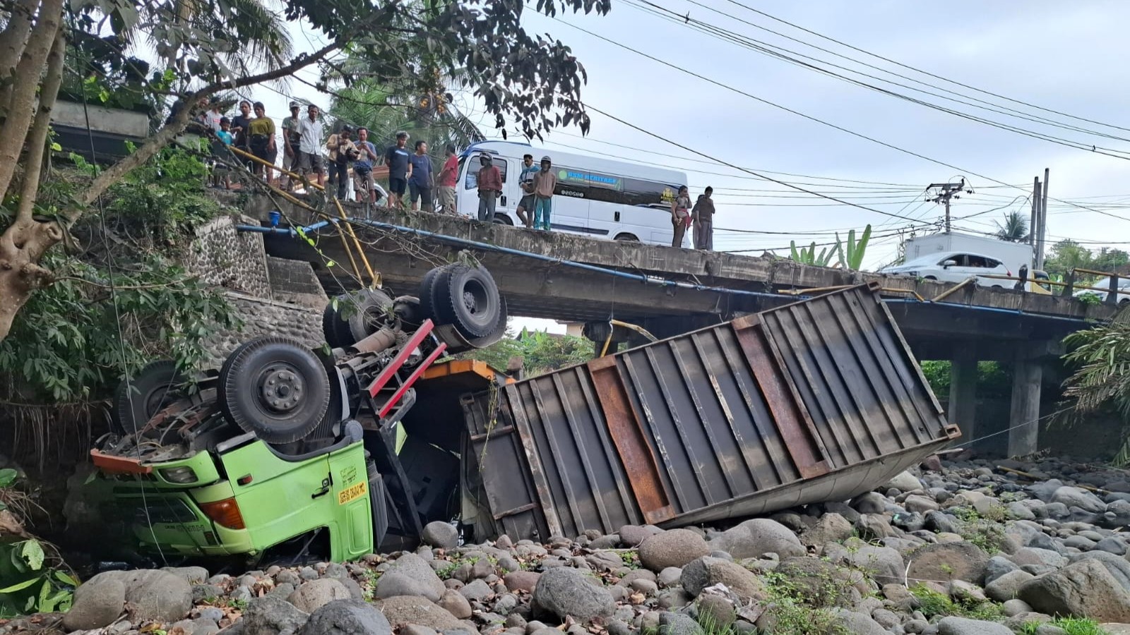 Truk jatuh ke dasar sungai 