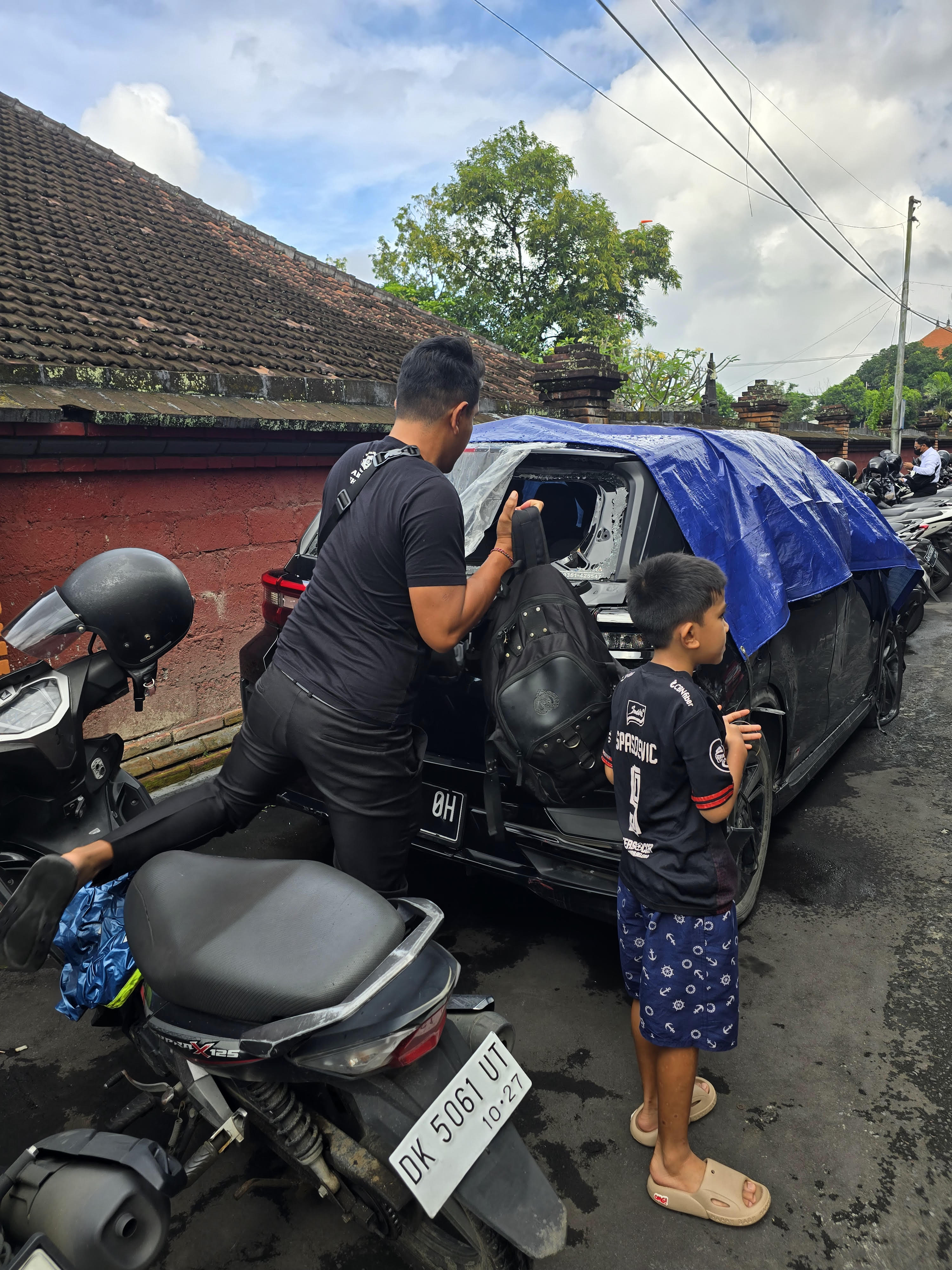 mobil dirusak orang