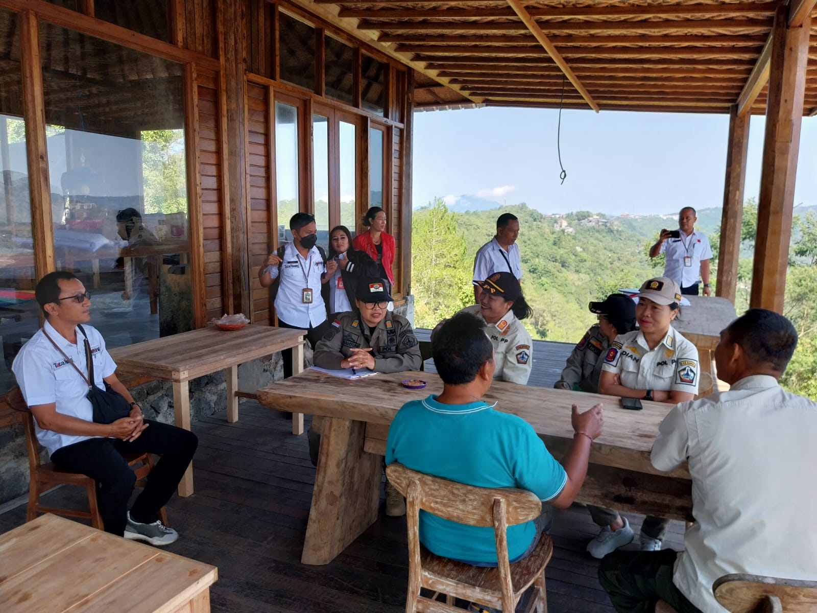 satpol pp mengecek bangunan