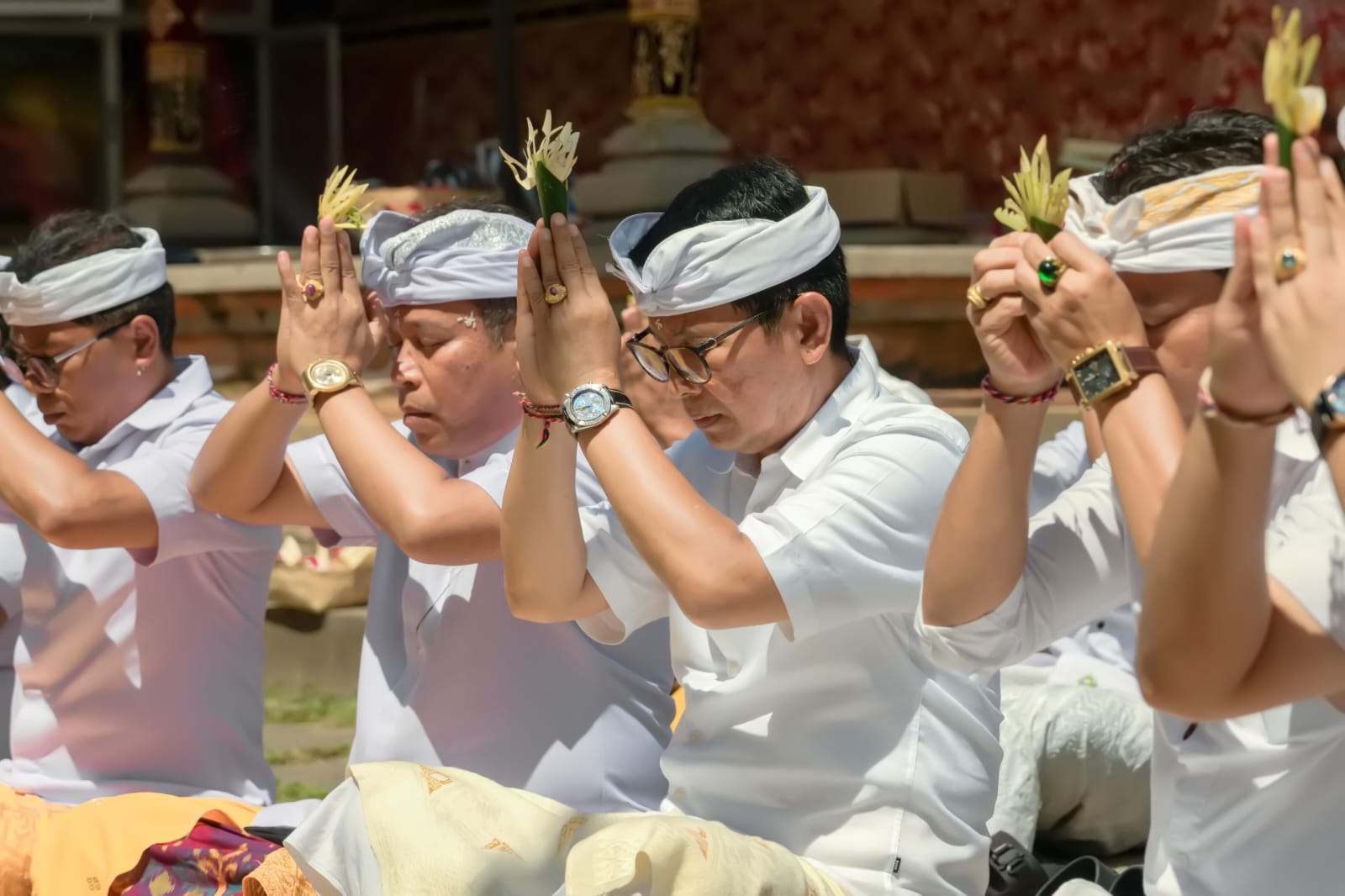 Sembahyang di Pura Dalem Puri