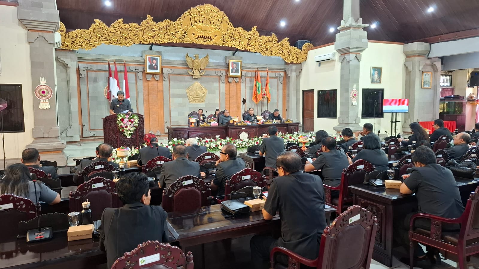 rapat paripurna 