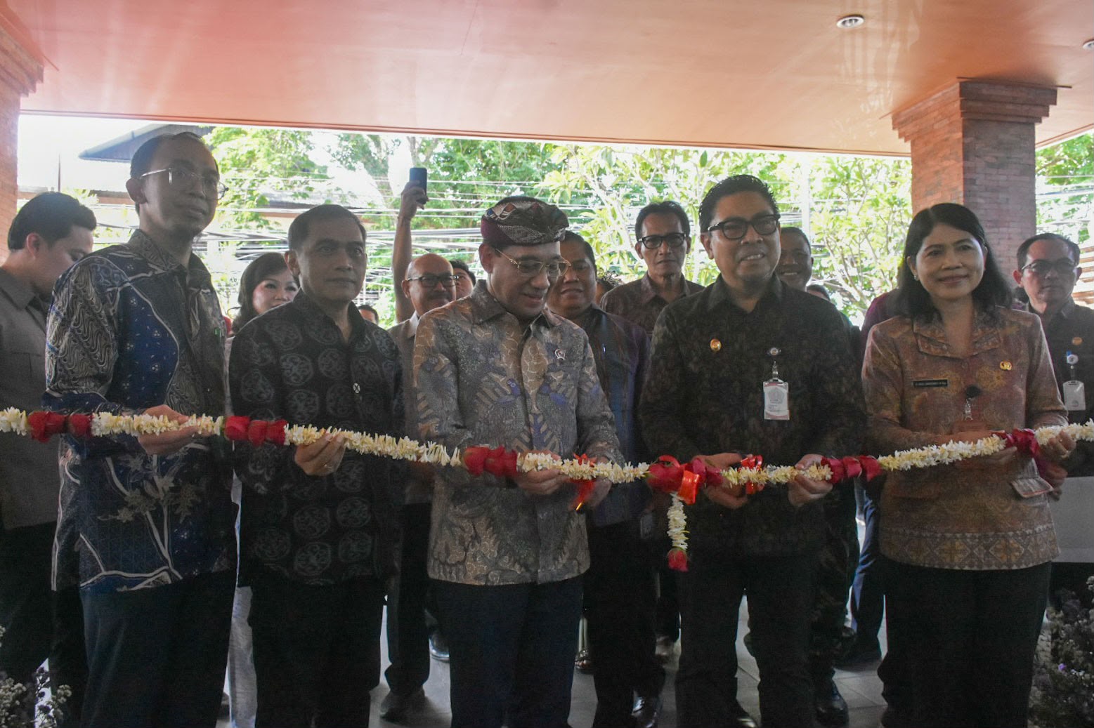 Meresmikan puskesmas ramah anak