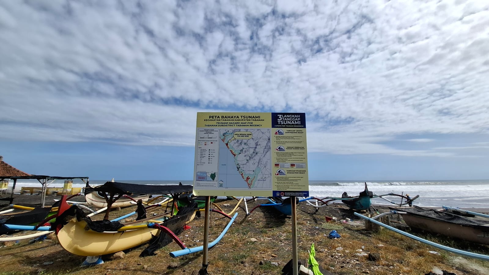 Deretan jukung atau perahu tradisional Bali di Pantai Yeh Gangga.