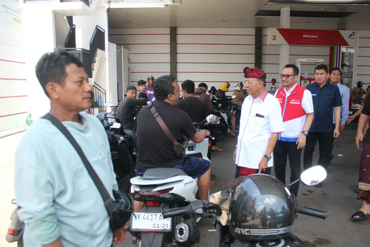 Gubernur Bali tinjau antrean bbm