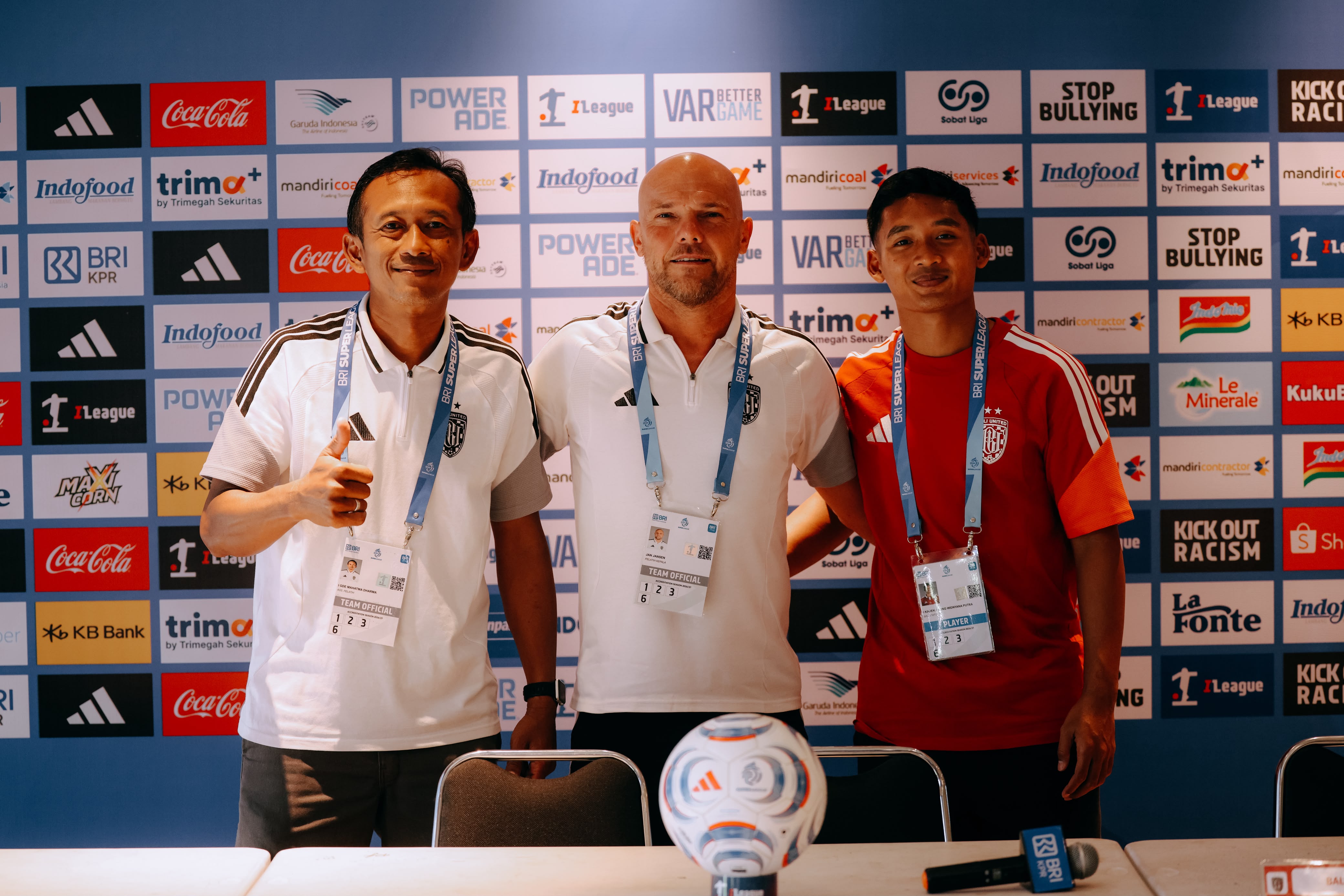 Pelatih Bali United Johnny Jansen (tengah)