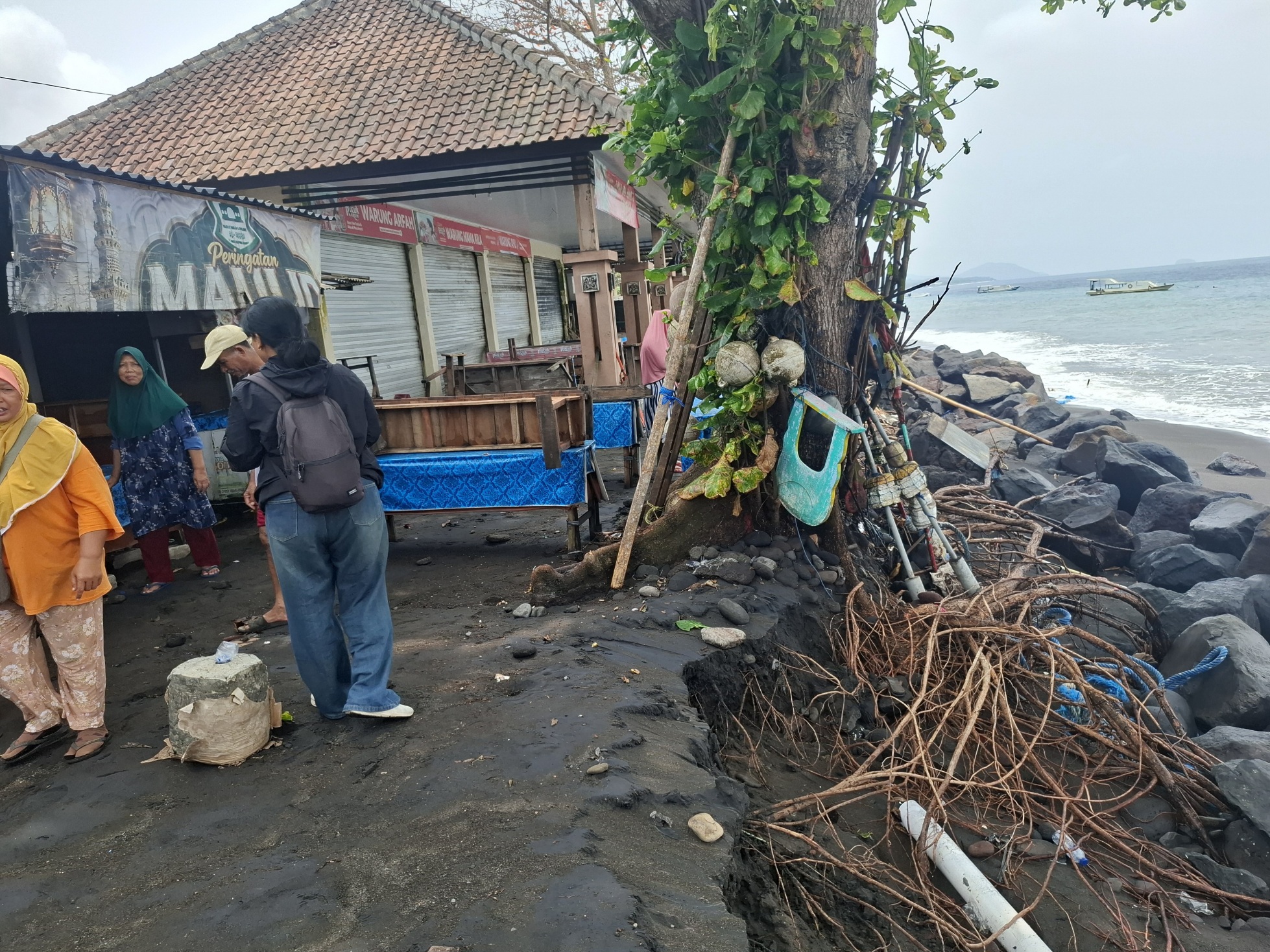 Warung rusak diterjang banjir rob