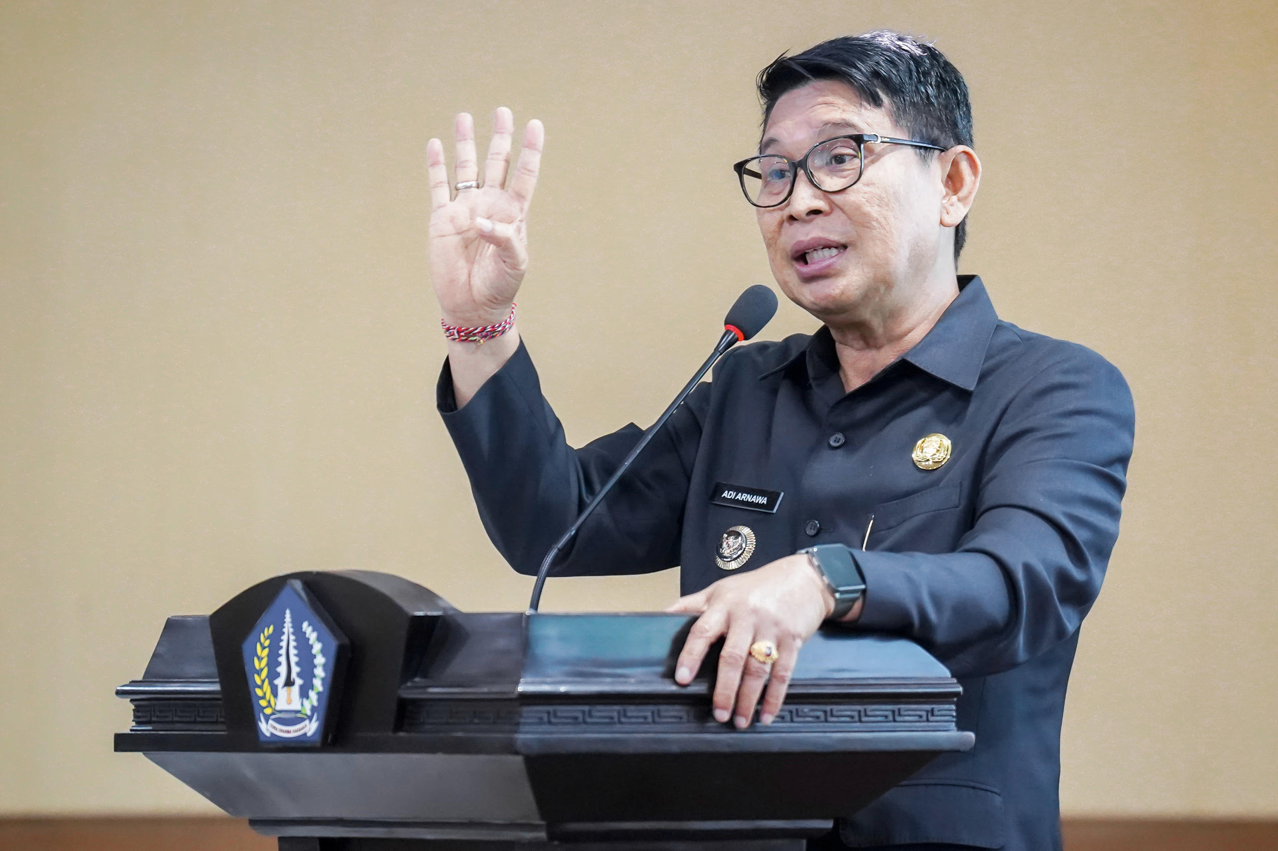 Bupati Adi Arnawa.