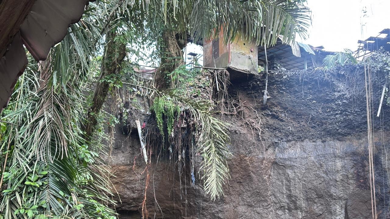 Jembatan nyaris putus 