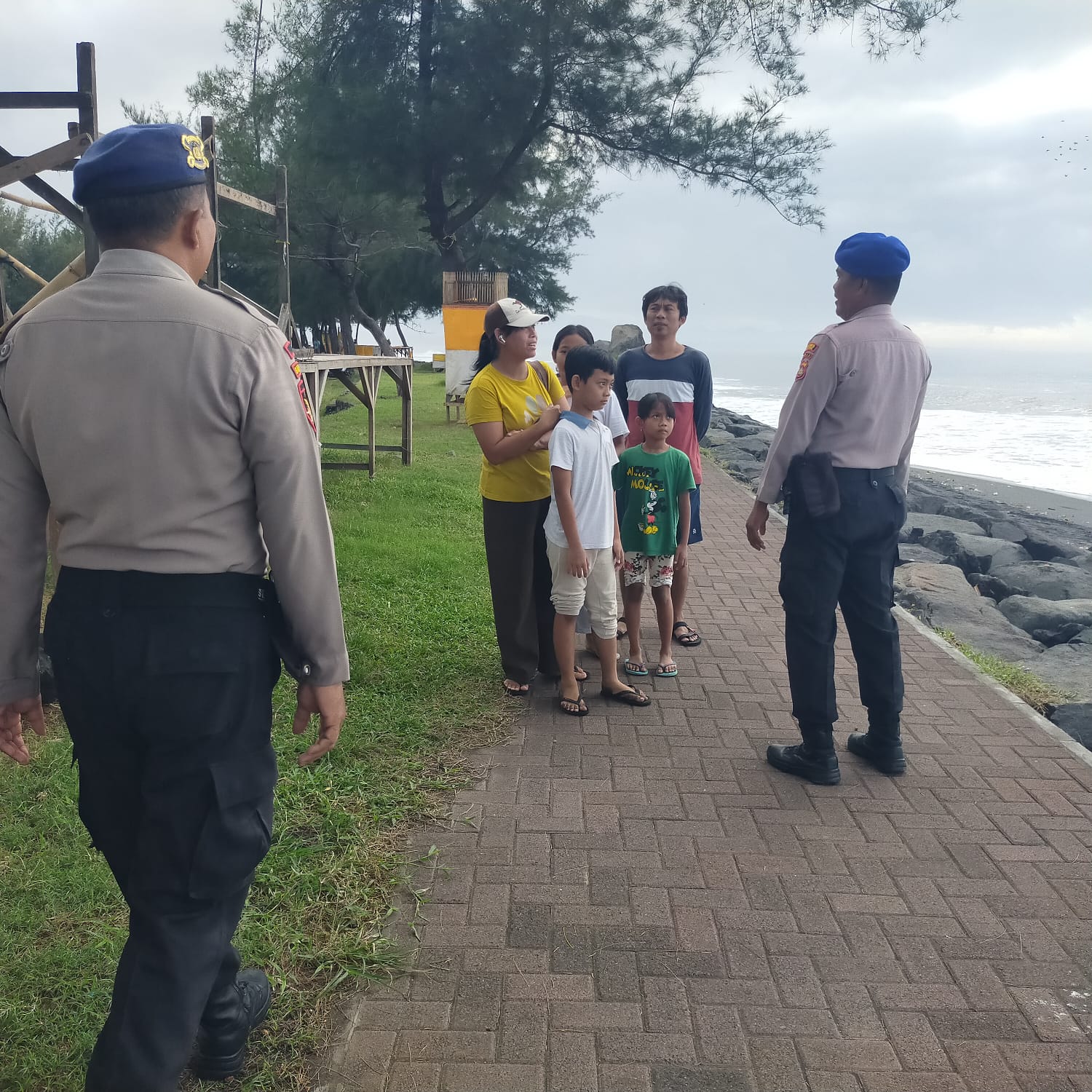 Polisi ajak warga jaga kebersihan 