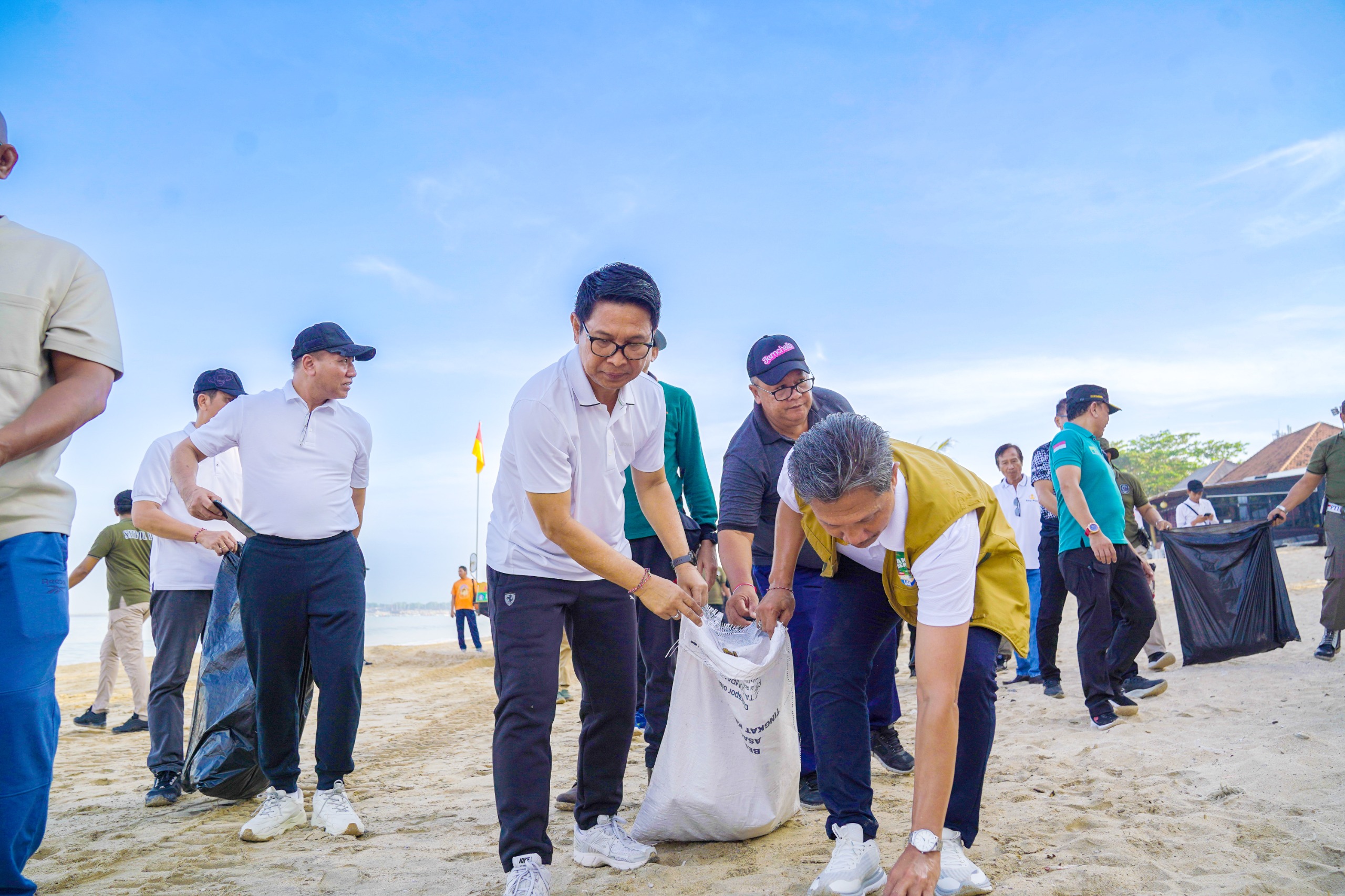 bersih-bersih pantai