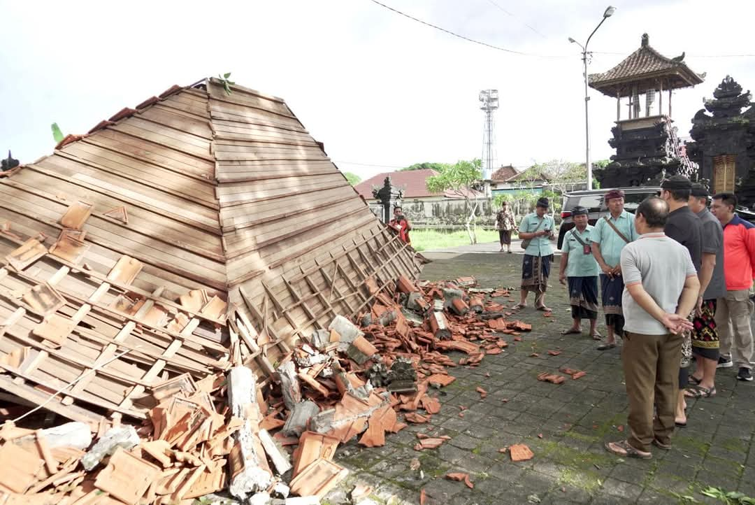 Bangunan pura yang ambruk