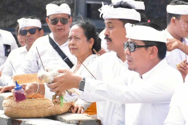 Pujawali di Pura Luhur Uluwatu