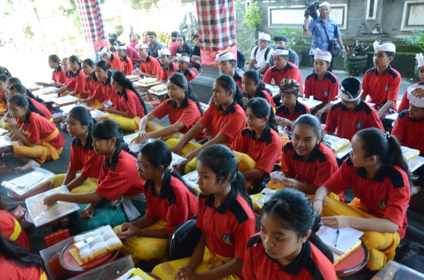 nyurat lontar 