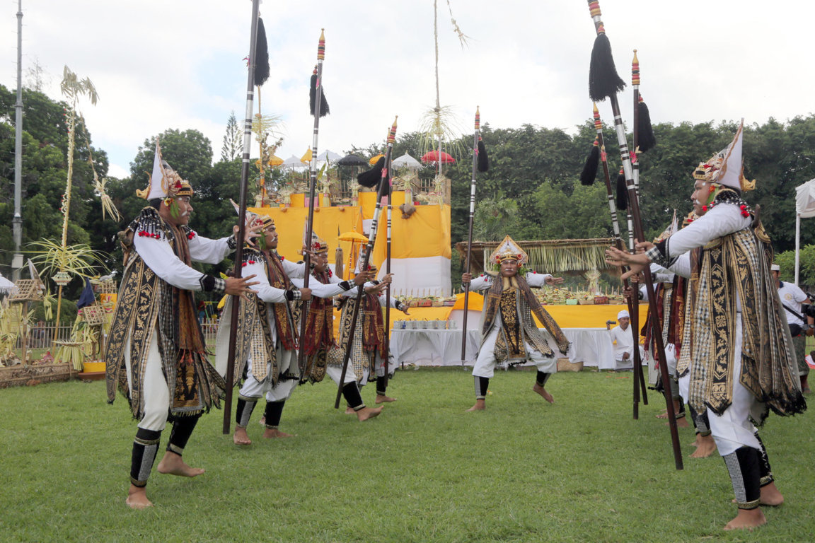 Tari Baris Poleng