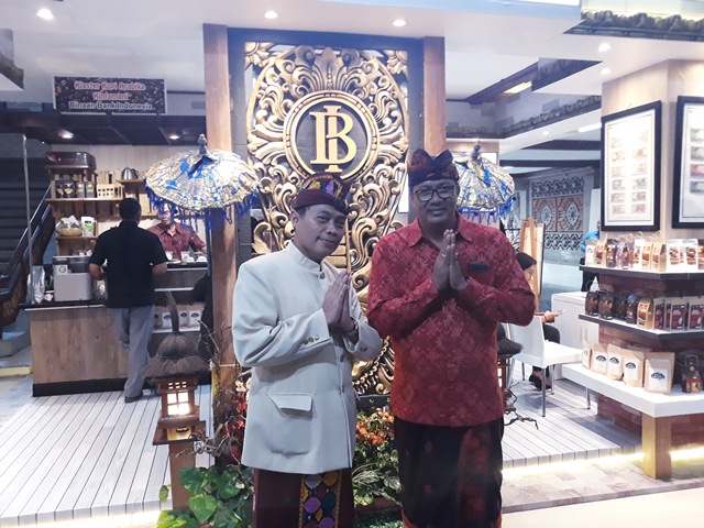 Azka Subhan (Kiri)  bersama I Made Rai Subawa