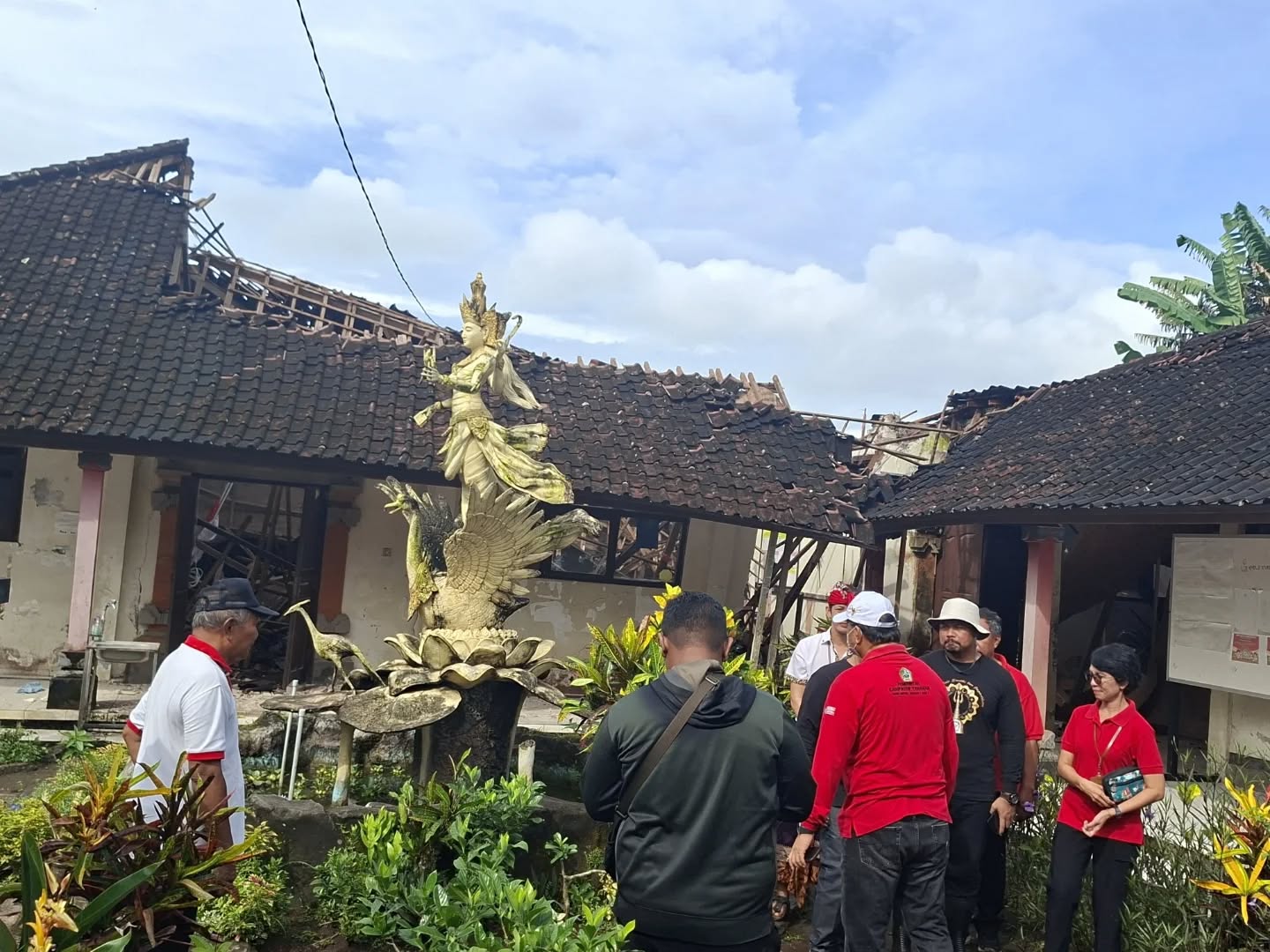 gedung roboh