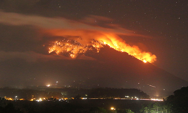 Gunung Agung Erupsi, Lava Pijar Sejauh Tiga Kilometer