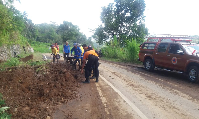 Hujan Lebat Picu Bencana Longsor di Rendang
