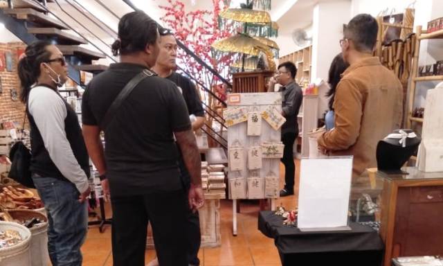 Sekelompok Pria Berbadan Kekar Gembok Art Shop