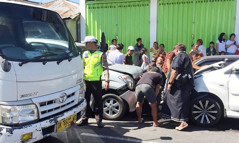 Sopir Mengantuk, Avanza Tabrak Mobil Sedang Parkir