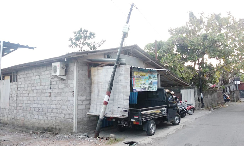 Tiang Telepon “Nyerendeng” Bikin Was-was