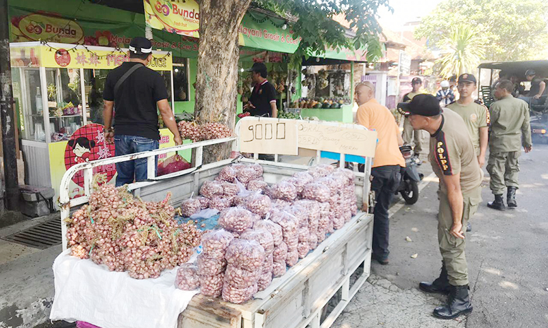 Tindak Reklame dan PKL Melanggar, Seorang PKL Tanpa KTP Dipulangkan